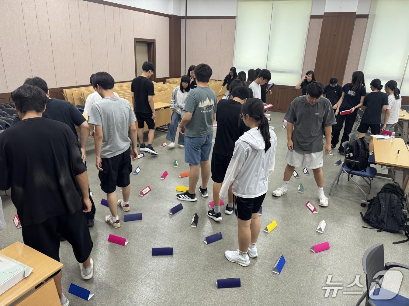 본문 이미지 - 지역 고등학생들이 ‘뮤지컬 테라피’ 프로그램 ‘감정카드로 아이템에 담긴 마음 꺼내기 활동’에 참여하고 있다.(국립한밭대학교 제공. 재판매 및 DB금지) /뉴스1