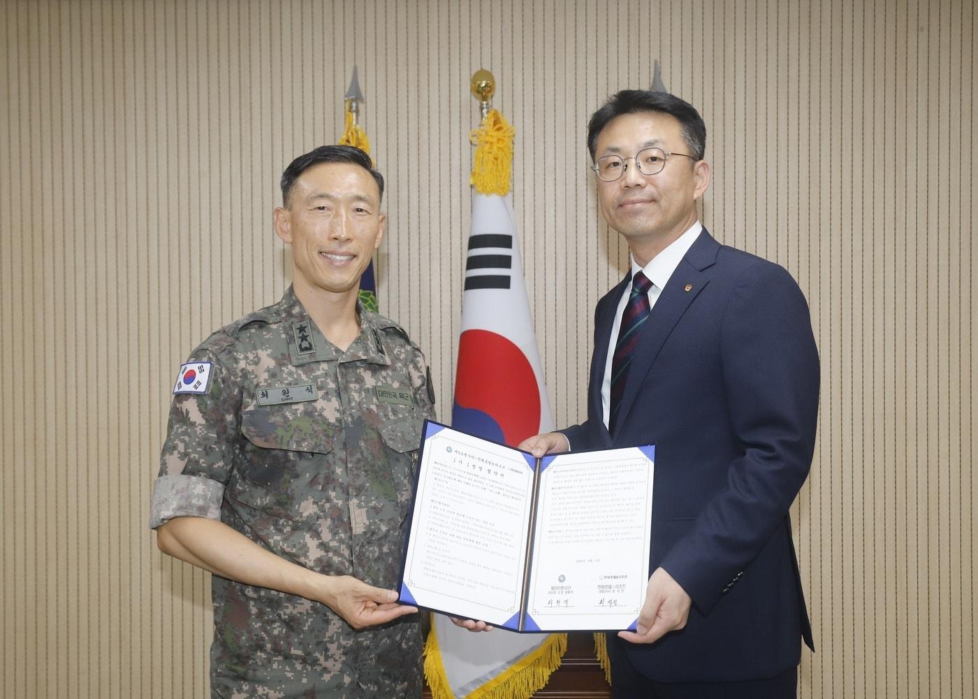 본문 이미지 - (왼쪽부터) 최원석 제9보병사단장과 최석진 한화호텔앤드리조트 대표이사.(한화호텔앤드리조트 제공)