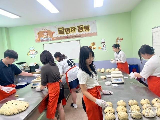 본문 이미지 - 경찰관들에게 전달한 파네토네를 만드는 동해시청소년복지센터 상담동아리 너나둘이 소속 청소년들.(동해시 제공, 재판매 및 DB 금지) 2026.8.7/뉴스1