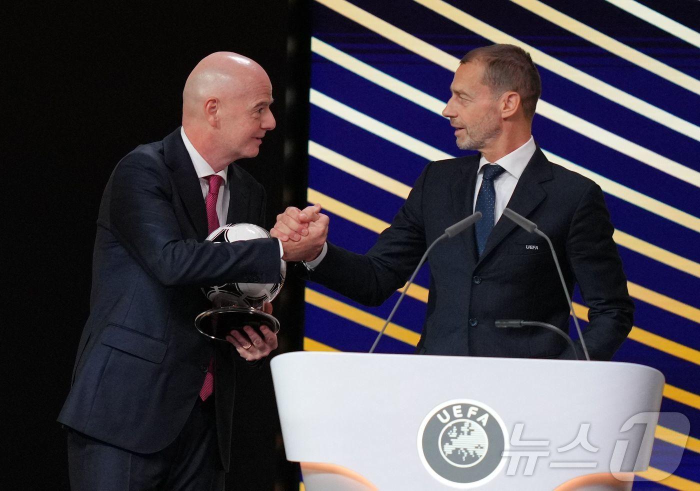 본문 이미지 - 잔니 인판티노 FIFA 회장(왼쪽)과 알렉산데르 체페린 UEFA 회장. ⓒ AFP=뉴스1