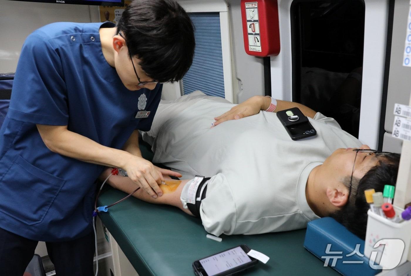 본문 이미지 - 한강청 직원이 7일 대한적십자사 헌혈 버스에서 사랑의 헌혈운동에 참여하고 있는 모습.(한강청 제공)