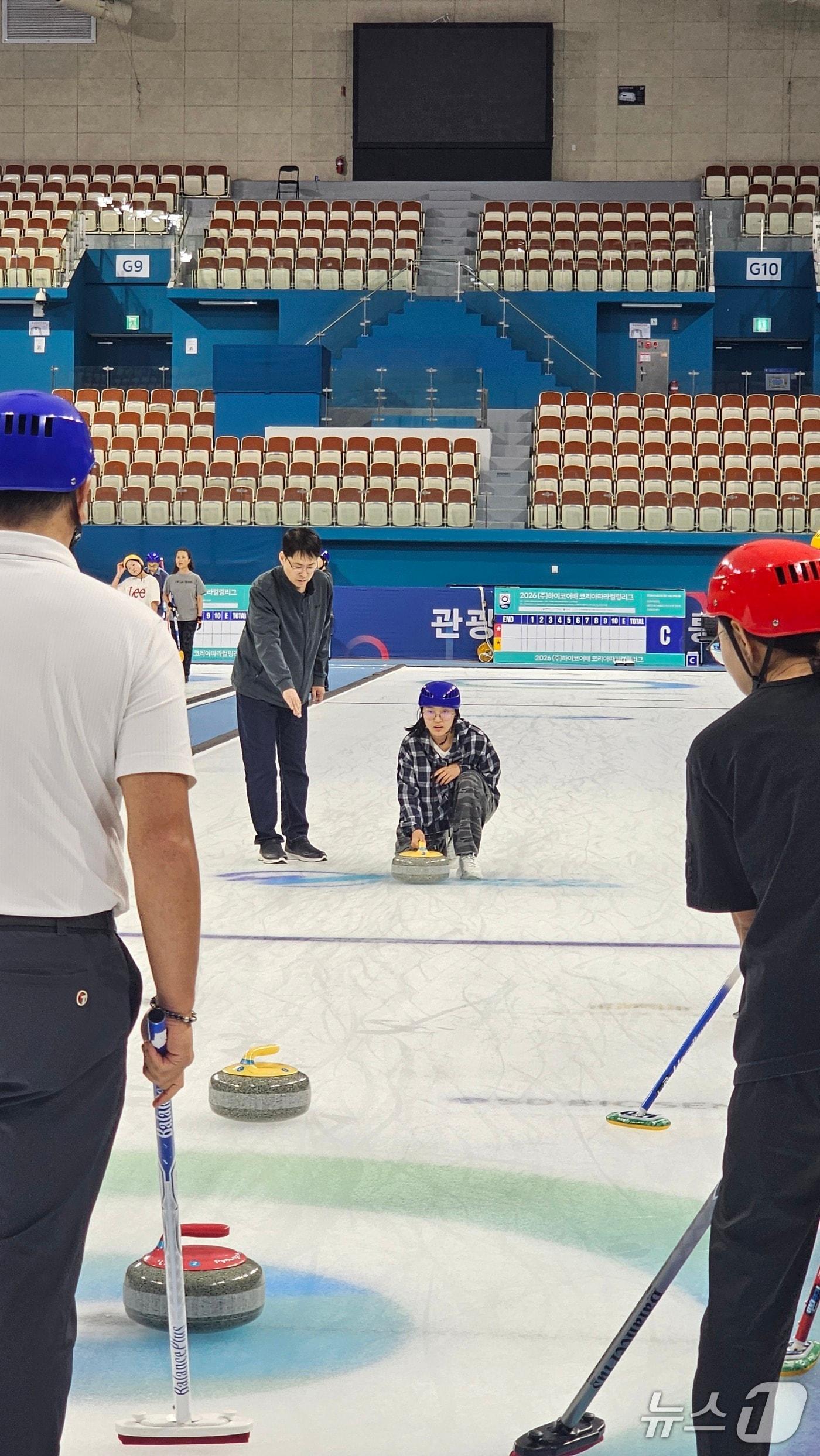 본문 이미지 - 강릉올림픽경기장 컬링장에서 컬링을 즐기는 시민들.(강릉시 제공, 재판매 및 DB 금지) 2026.8.7/뉴스1