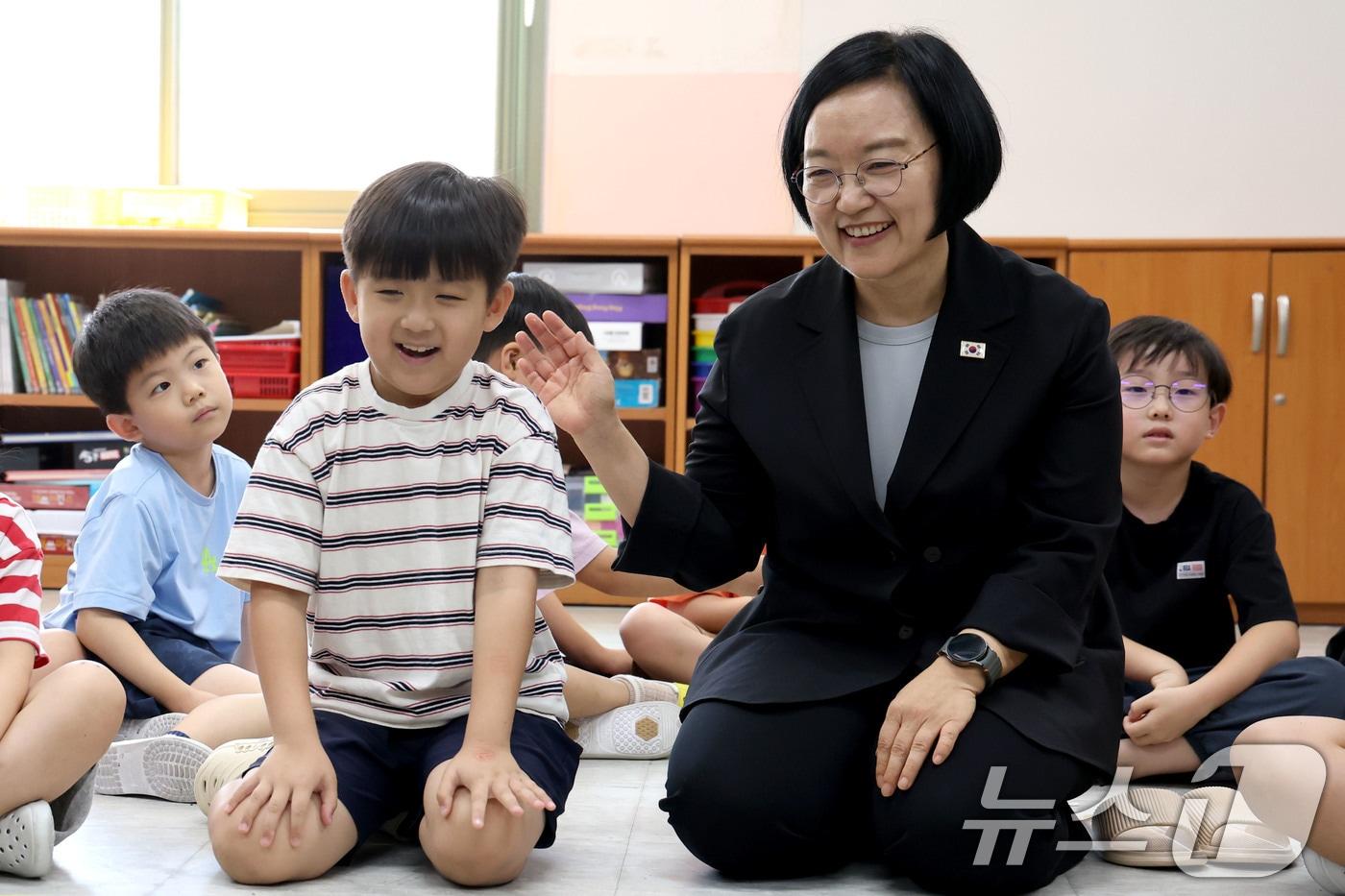 본문 이미지 - 한성숙 국무총리가 7일 오전 방학중 초등돌봄ㆍ교육현장 점검을 위해 서울 영등포구 영문초등학교를 방문, 볼링 수업을 참관하고 있다. 2026.8.7 ⓒ 뉴스1 이광호 기자