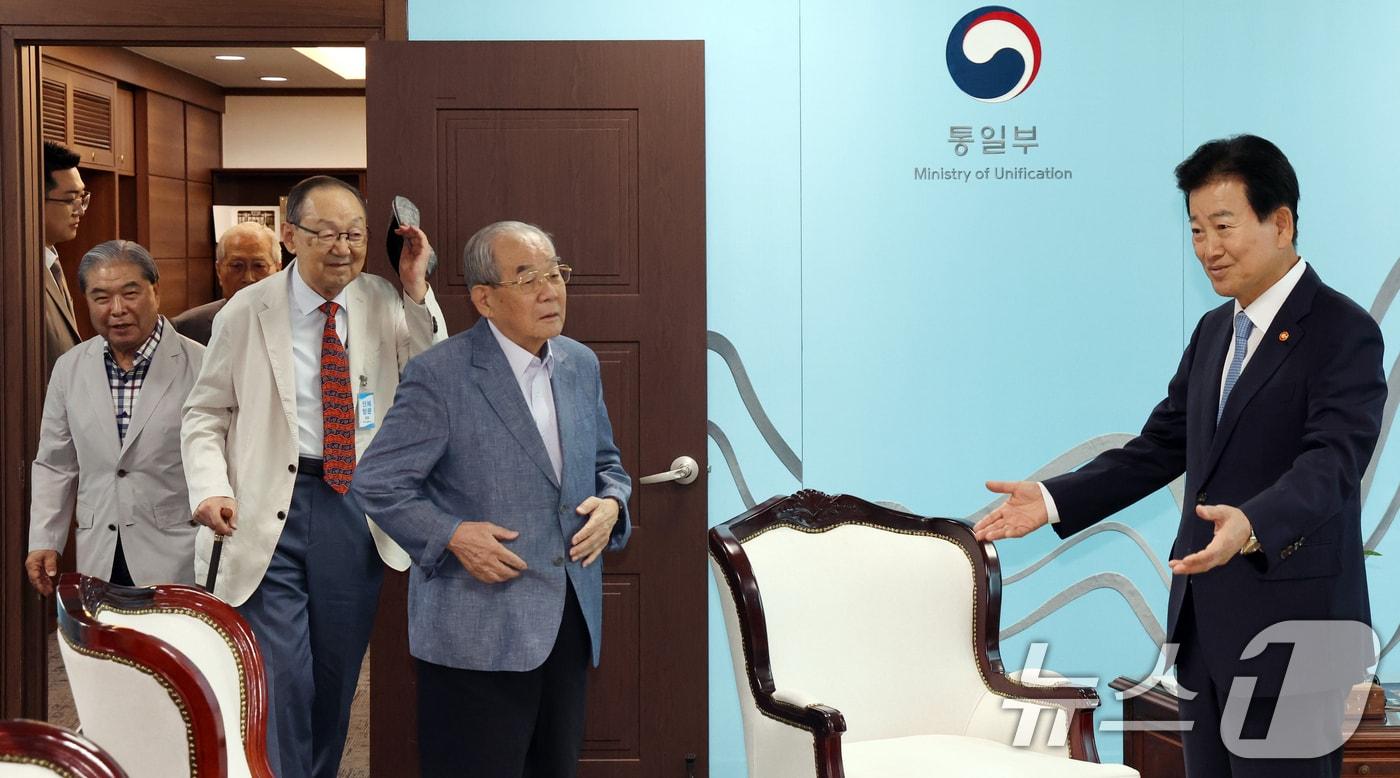 본문 이미지 - 정동영 통일부 장관이 7일 서울 종로구 세종대로 정부서울청사에서 '평화통일고문회의’ 원로 오찬간담회 앞서 차담회를 갖고 있다. 2026.8.7 ⓒ 뉴스1 김명섭 기자