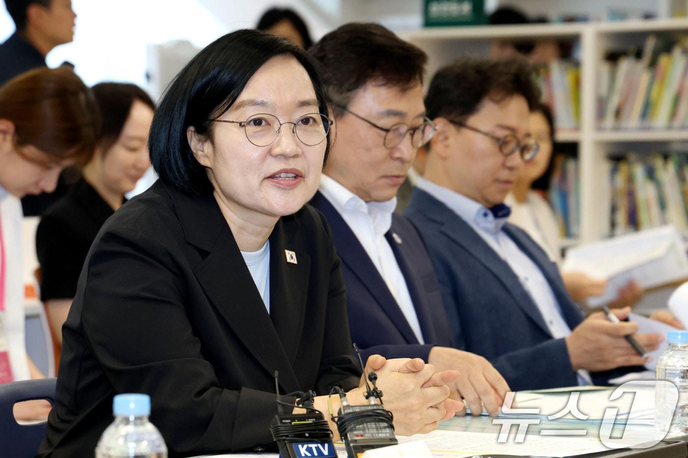 본문 이미지 - 한성숙 국무총리가 지난 7일 오전 서울 영등포구 영문초등학교에서 열린 방학중 초등돌봄ㆍ교육현장 간담회에서 발언하고 있다. 2026.8.7 ⓒ 뉴스1 이광호 기자