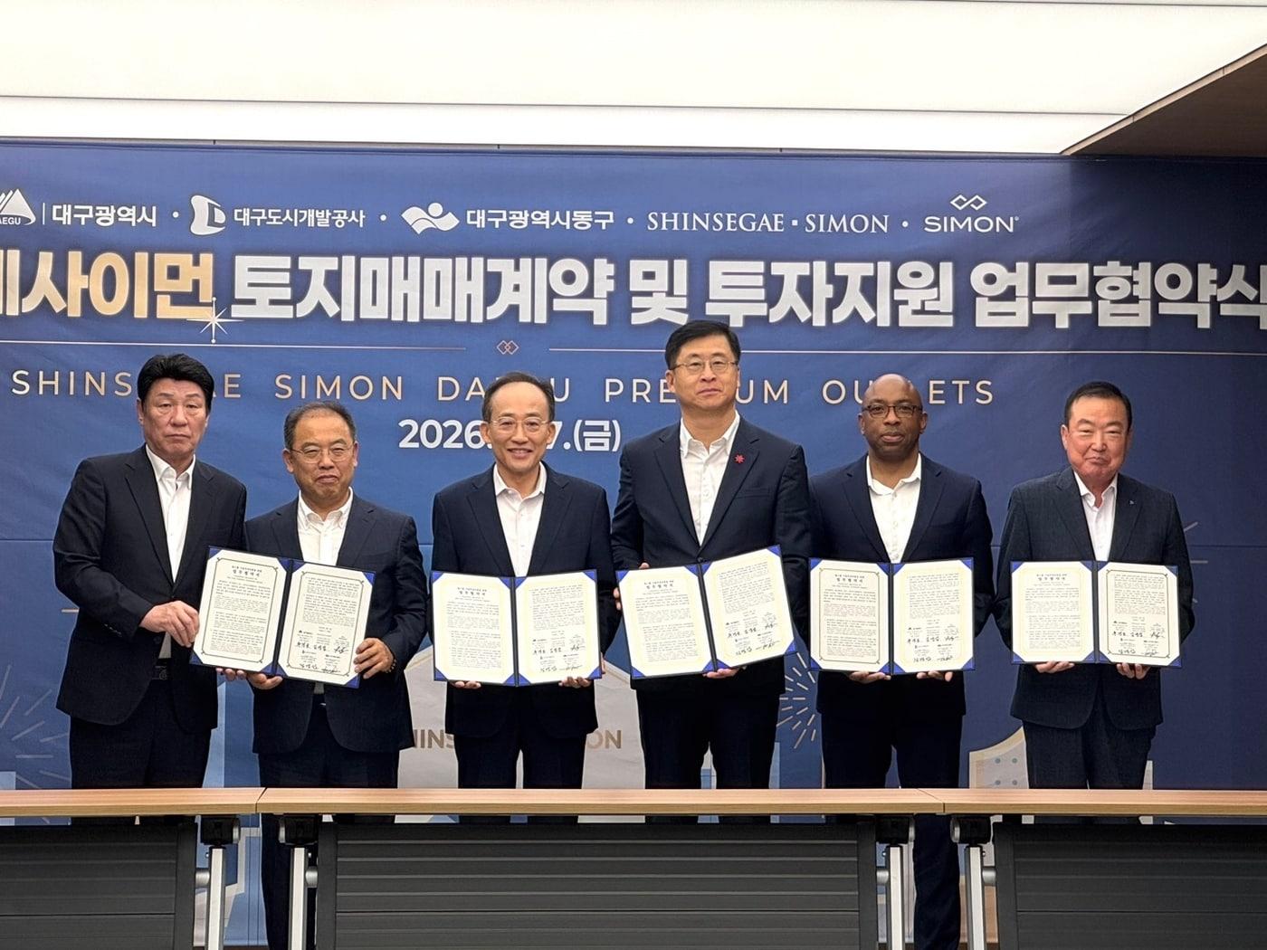 본문 이미지 - 신세계사이먼이 7일 오전 대구시청 산격청사에서 대구 프리미엄 아울렛 개발을 위한 토지매매계약을 체결했다. (왼쪽부터) 강대식 국회의원, 우성진 동구청장, 추경호 대구광역시장, 김영섭 신세계사이먼 대표이사, 우체 아큐주오 사이먼 개발재무담당 부사장, 정명섭 대구도시개발공사 사장(신세계사이먼 제공)