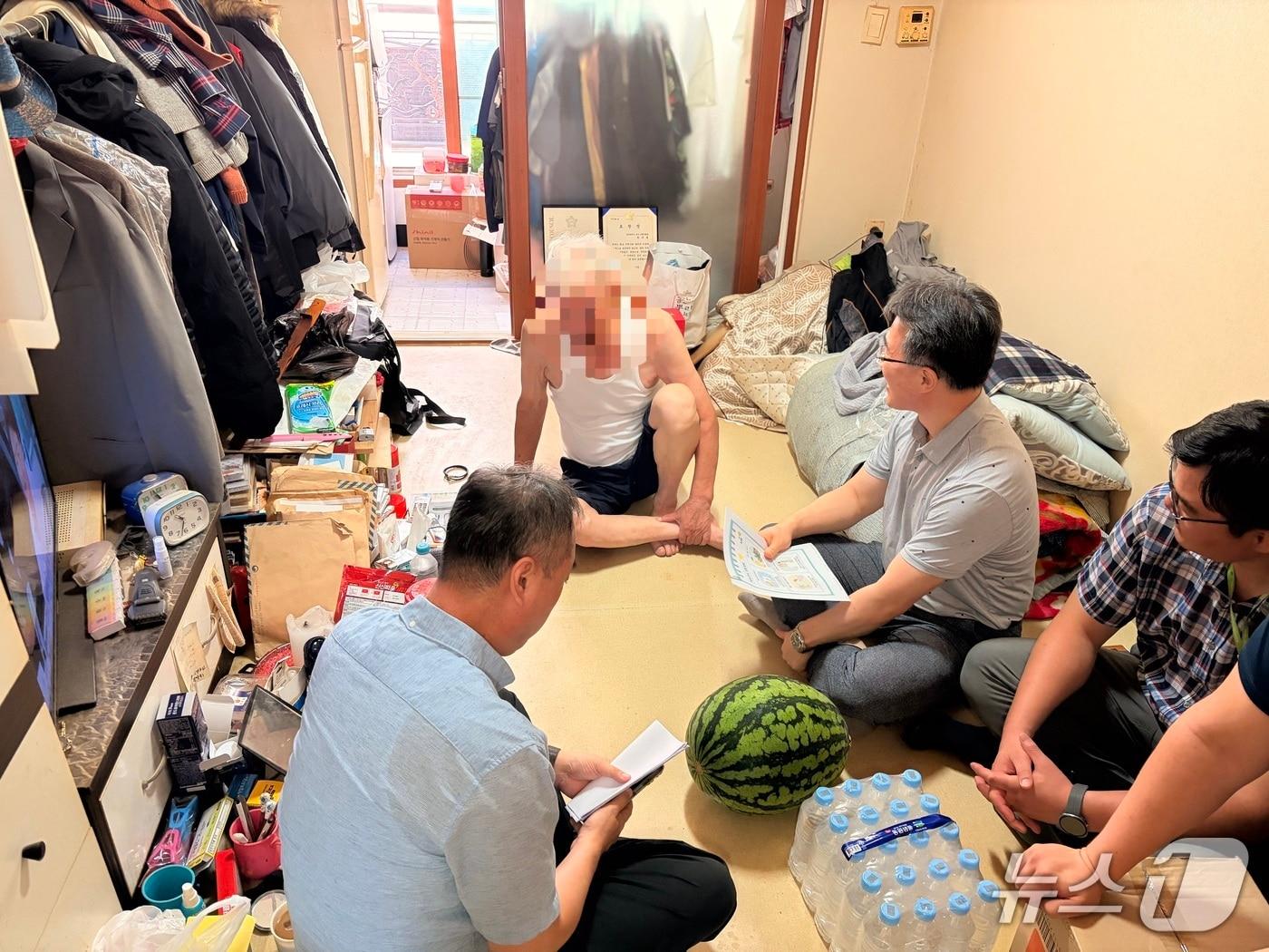 본문 이미지 - LH 대전충남지역본부가 폭염 취약계층 안전점검에 나섰다.(LH 대전충남지역본부 제공. 재판매 및 DB금지)/뉴스1