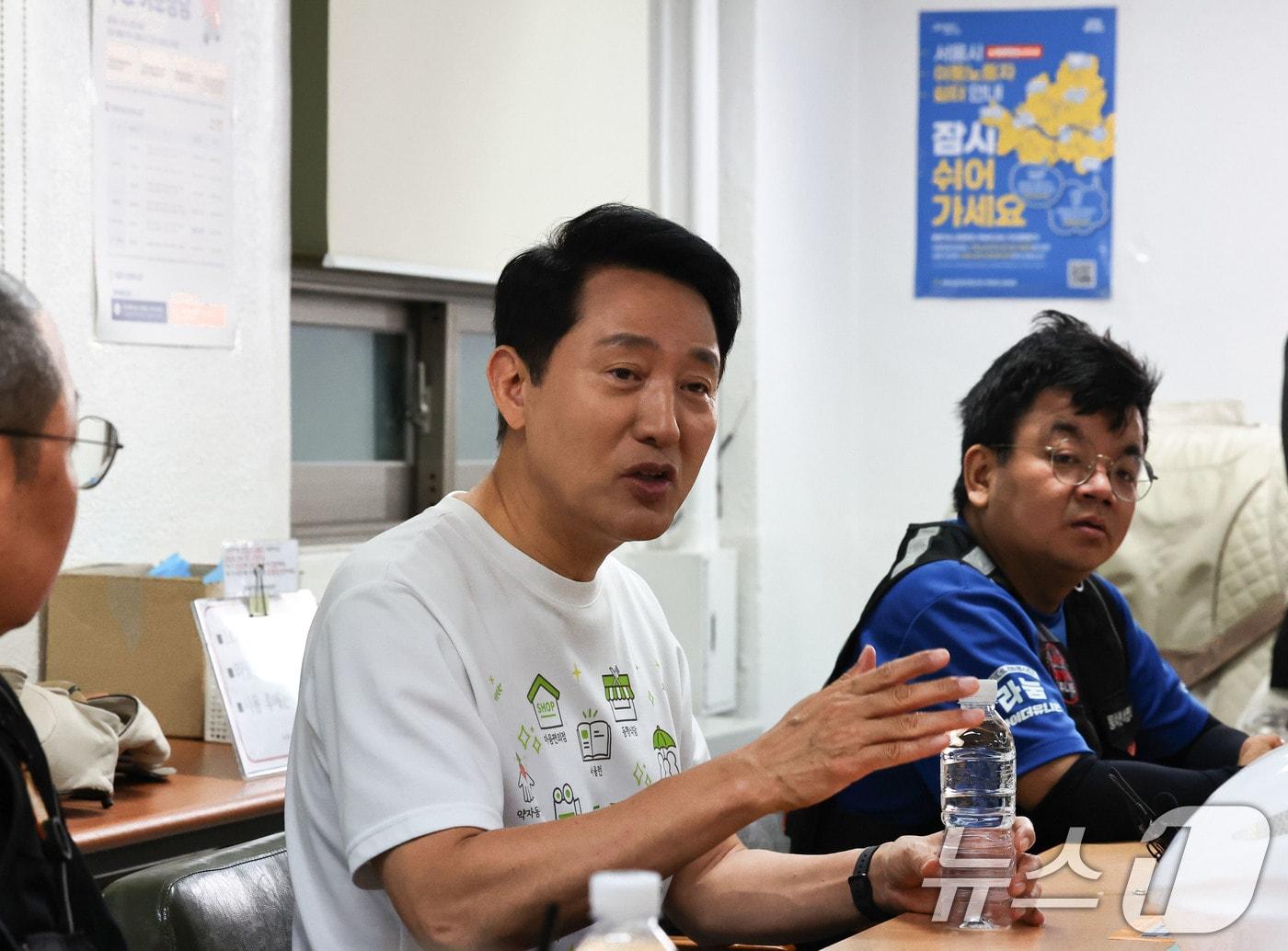 본문 이미지 - 오세훈 서울시장이 7일 이동노동자 폭염 대응을 위해 운영되고 있는 서울 중구 북창쉼터를 방문해 노동자들의 의견을 듣고 있다. 2026.8.7 ⓒ 뉴스1 이종수 기자