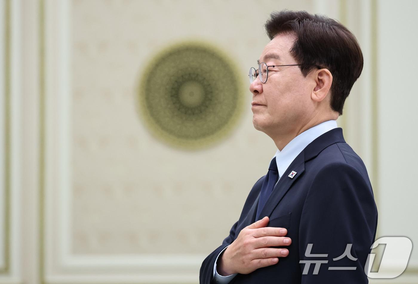 본문 이미지 - 이재명 대통령이 7일 청와대 영빈관에서 열린 진실화해위 3기 출범 계기 국가폭력 피해자 위로 오찬에서 국민의례를 하고 있다. (청와대통신사진기자단) 2026.8.7 ⓒ 뉴스1 이재명 기자