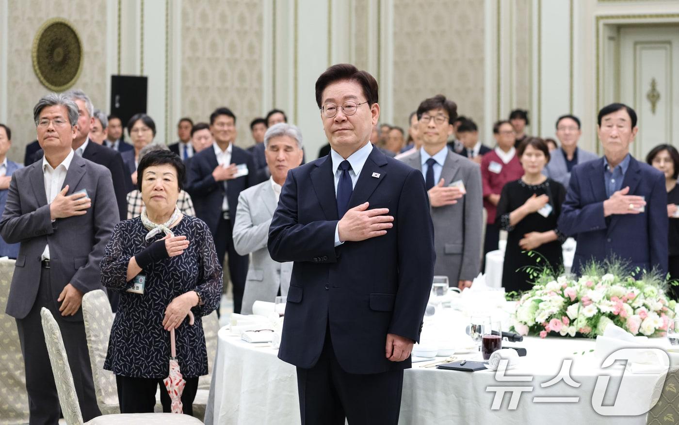 본문 이미지 - 이재명 대통령이 지난 7일 청와대 영빈관에서 열린 진실화해위 3기 출범 계기 국가폭력 피해자 위로 오찬에서 국민의례를 하고 있다. (청와대통신사진기자단) 2026.8.7 ⓒ 뉴스1 이재명 기자