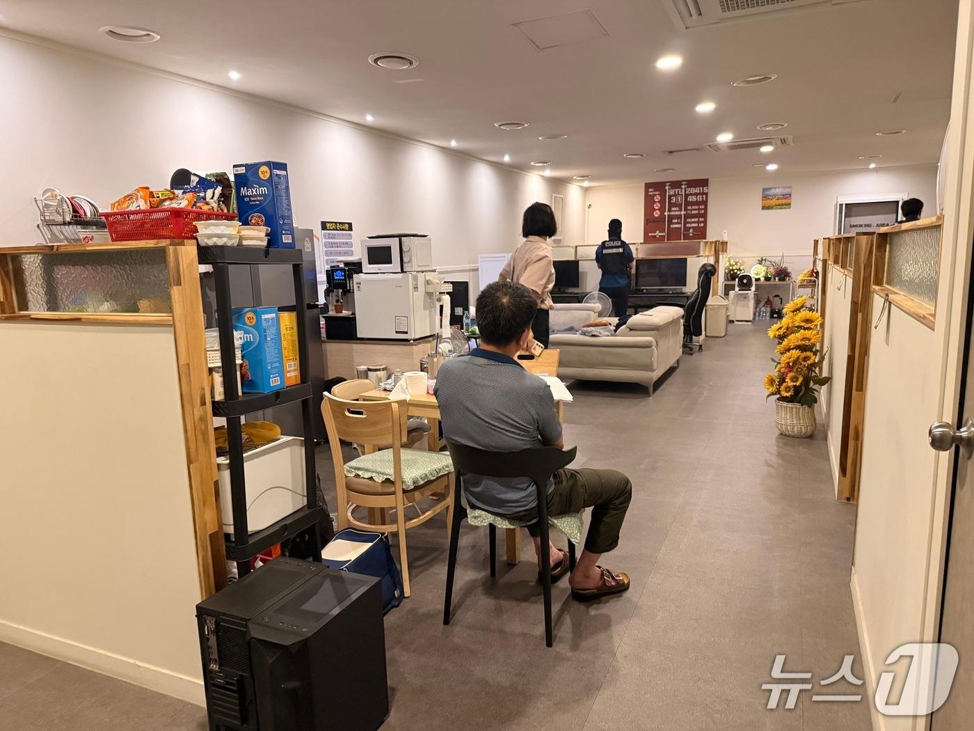 본문 이미지 - 울산경찰청이 지난 6일 울주군 일대의 불법 성인PC방을 단속해 업주 등 7명을 게임산업의 진흥에 관한 법률 위반 혐의로 검거했다.(울산경찰청 제공. 재판매 및 DB금지)/뉴스1