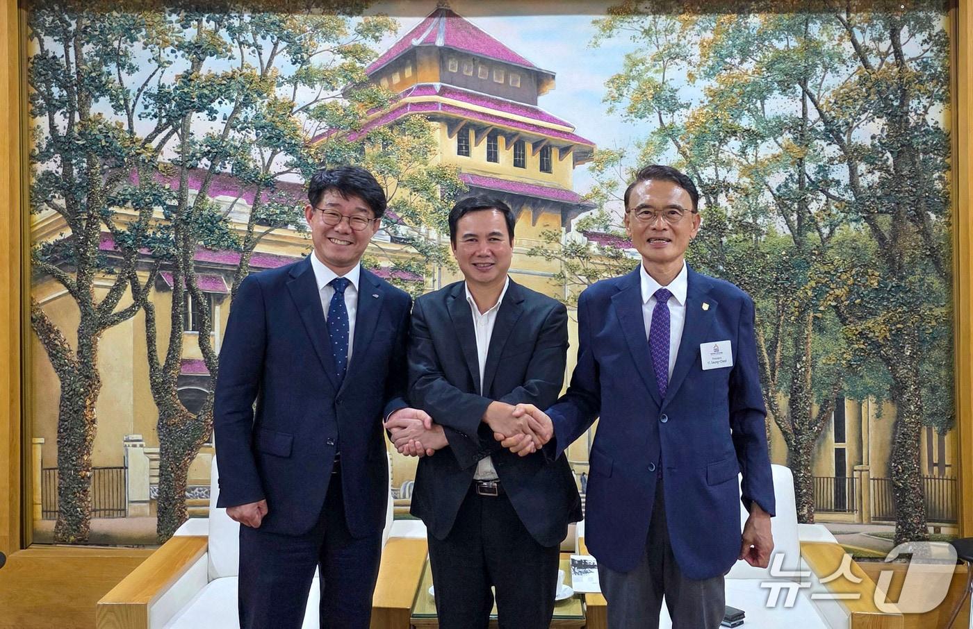 본문 이미지 - 왼쪽부터 K-water 인재개발원 고영공 원장、베트남국립대학교 부이테두이 총장, 한남대 이승철총장(한남대학교 제공. 재판매 및 DB금지) /뉴스1