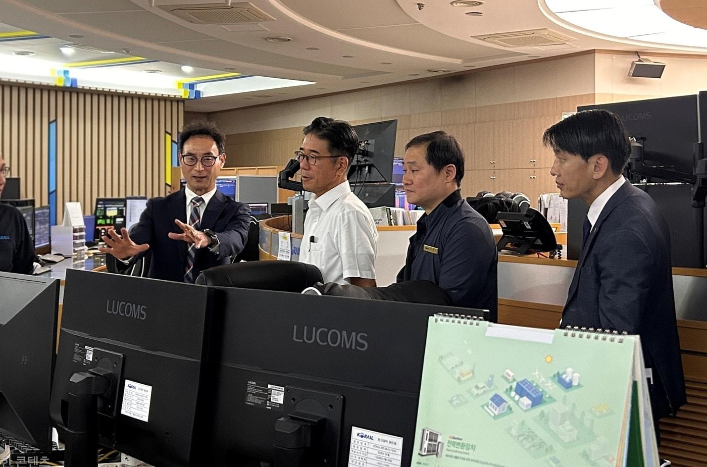 본문 이미지 - 정용식 한국교통안전공단(TS) 이사장(왼쪽에서 2번째)이 서울 구로구 철도교통관제센터에서 안전관리 현황을 점검하고 있다.(한국교통안전공단 제공)뉴스1ⓒ news1