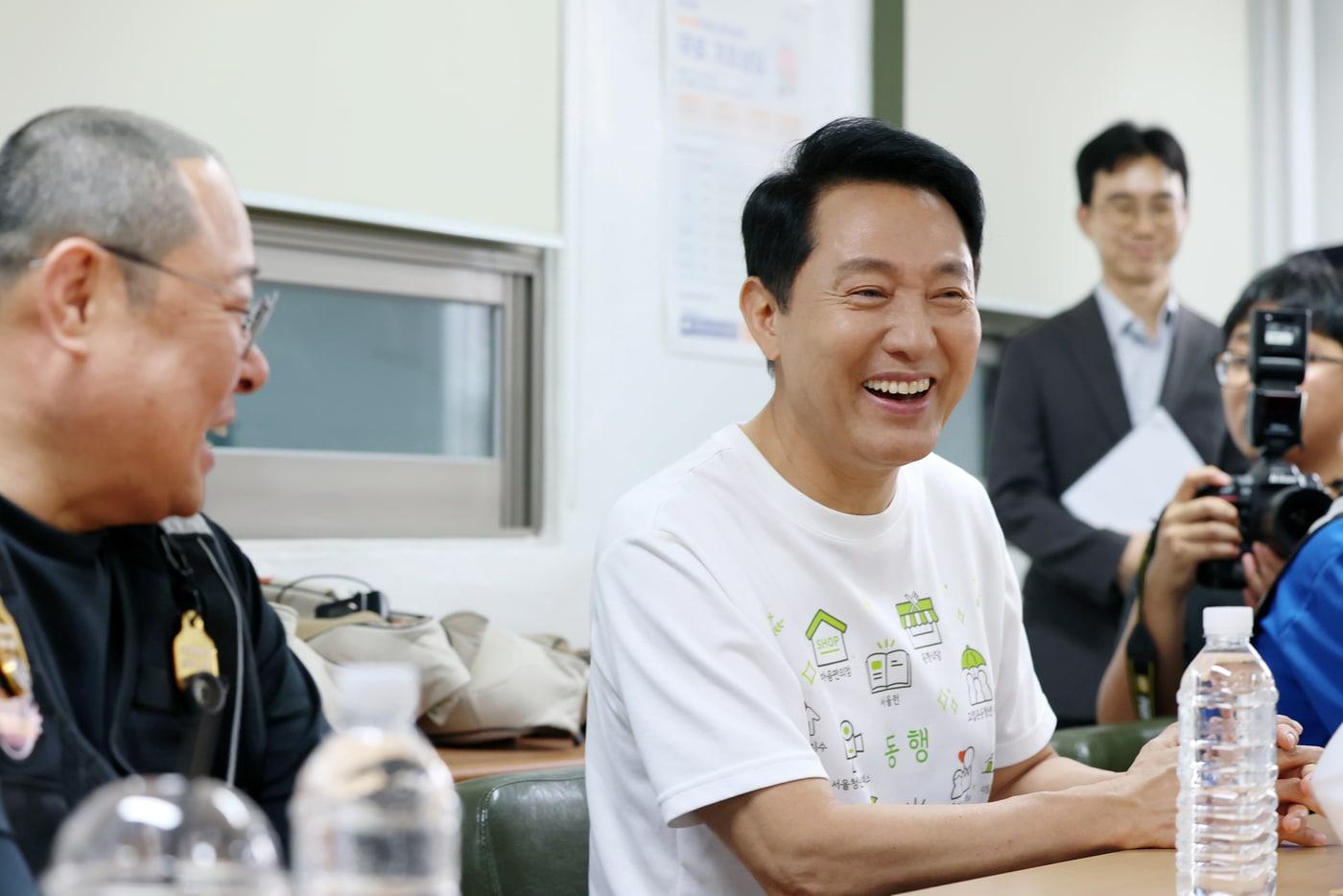 본문 이미지 - 오세훈 서울시장이 7일 오전 중구 '휴서울이동노동자 북창쉼터'를 찾아 이동노동자들로 부터 근무·휴식 여건 등을 청취하고 있다.