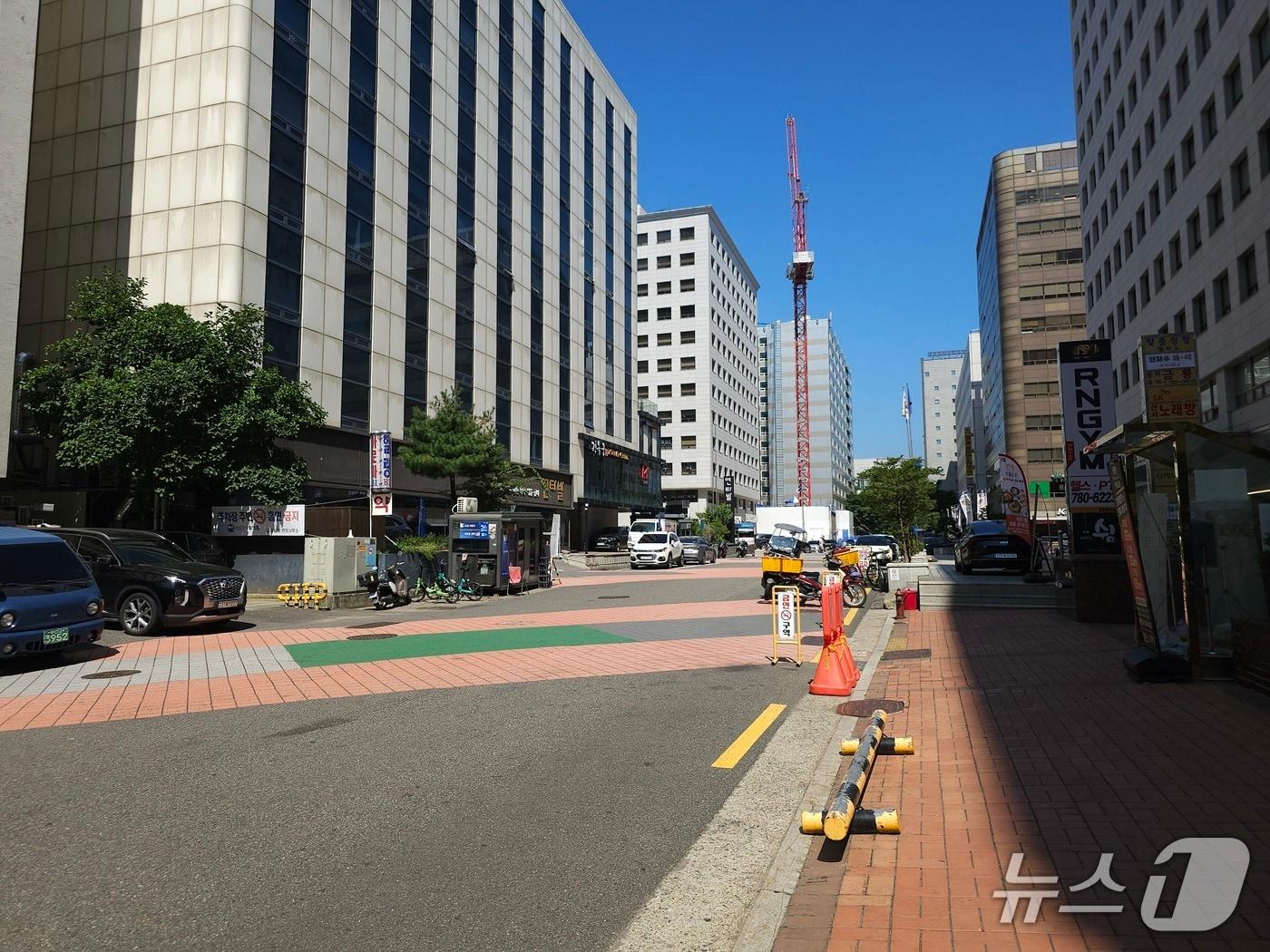 본문 이미지 - 7일 낮 12시쯤 한산한 풍경의 서울 영등포구 여의도 상권의 모습. 2026.08.07 ⓒ 뉴스1 정지윤 기자