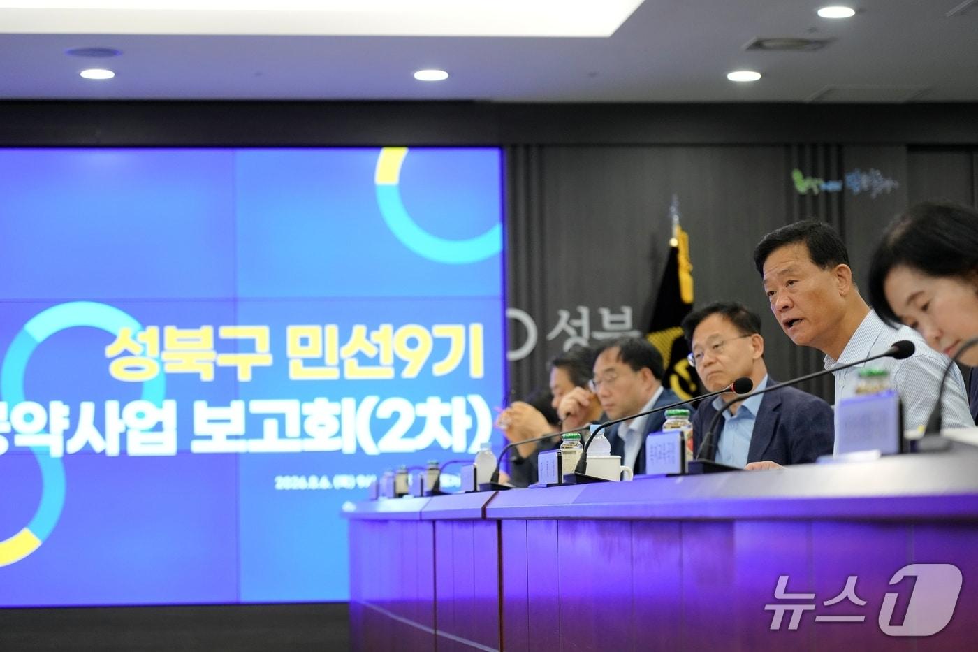 본문 이미지 - 6일 성북구청 미래기획실에서 진행된 성북구 민선9기 공약사업 2차 보고회에서 이승로 성북구청장(오른쪽에서 두 번째)이 성북구민과의 약속을 강조하고 있다.(성북구 제공)