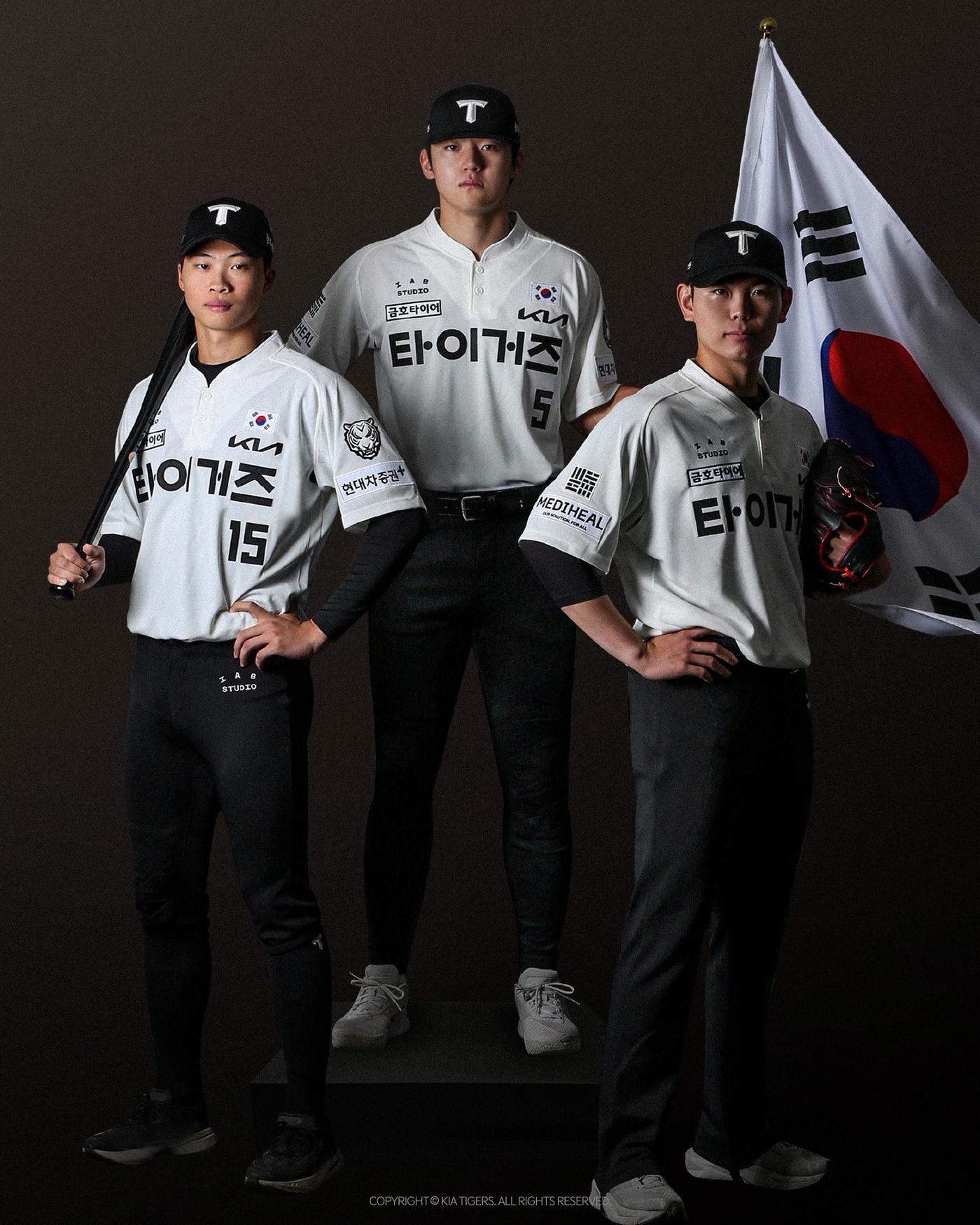 본문 이미지 - 프로야구 KIA 타이거즈 광복절 유니폼을 착용한 선수들.(KIA 타이거즈 제공)