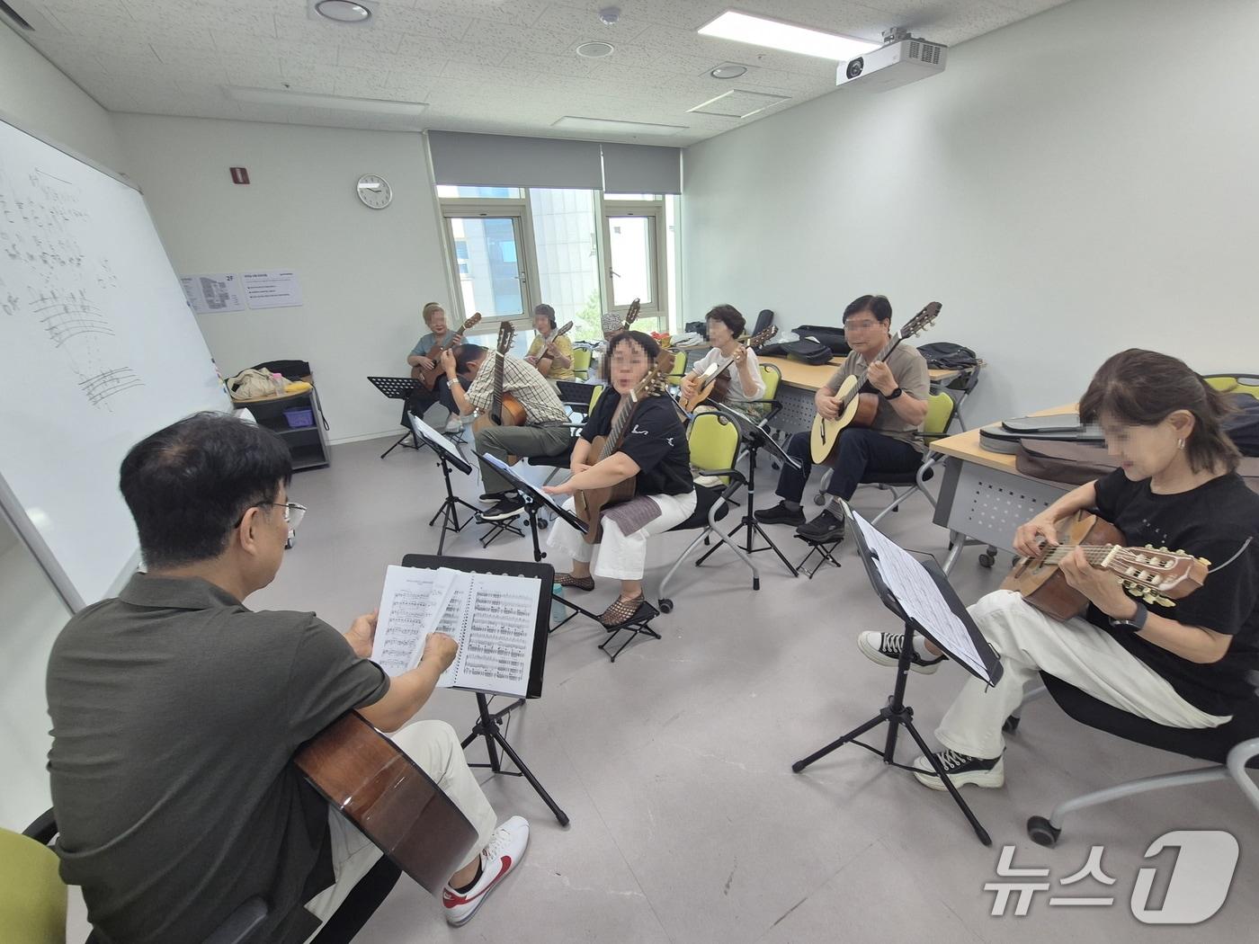 본문 이미지 - 용산구 우수 학습동아리 회원들이 악기 연습과 강좌를 통해 역량을 키우며 활동하고 있다.(용산구 제공)
