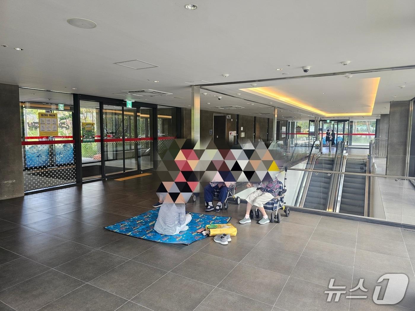 본문 이미지 - 경기 수원시 장안구 소재 대유평공원 내 마련된 지하주차장 연결 공용공간에 노인들이 앉아 더위를 피하고 있다.2026.8.7 ⓒ 뉴스1 유재규 기자