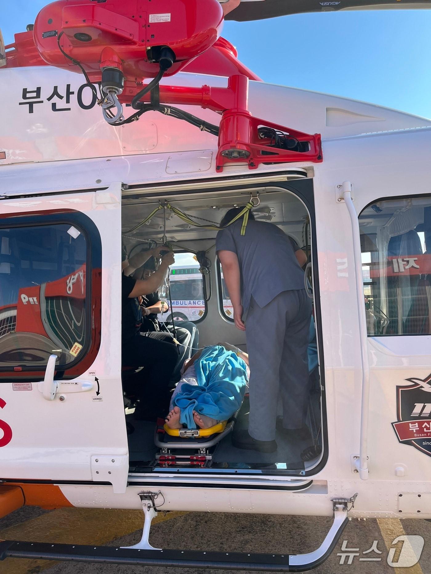 본문 이미지 - 지난 3일 오후 제주에서 양막이 파열된 임신 24주의 고위험 산모 B 씨가 부산 소방헬기로 인제대 부산백병원에 긴급 이송됐다. (부산소방재난본부 제공. 재판매 및 DB금지)
