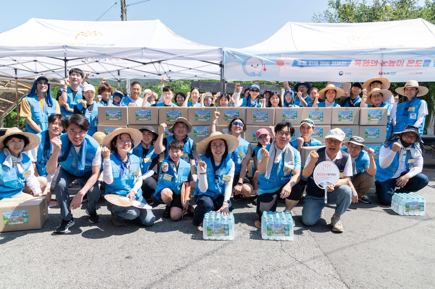 본문 이미지 - 농심은 7일 기상청과 함께 서울시 노원구 상계동 폭염 취약계층에 백산수 5만 병과 식료품 약 2만 식을 전달했다. 이날 참석자들이 지원 물품을 전달한 뒤 기념촬영을 하고 있다. 사진 앞줄 오른쪽부터 허기복 서울연탄은행 대표, 임영국 농심 백산수마케팅팀장, 이미선 기상청장.(농심 제공)