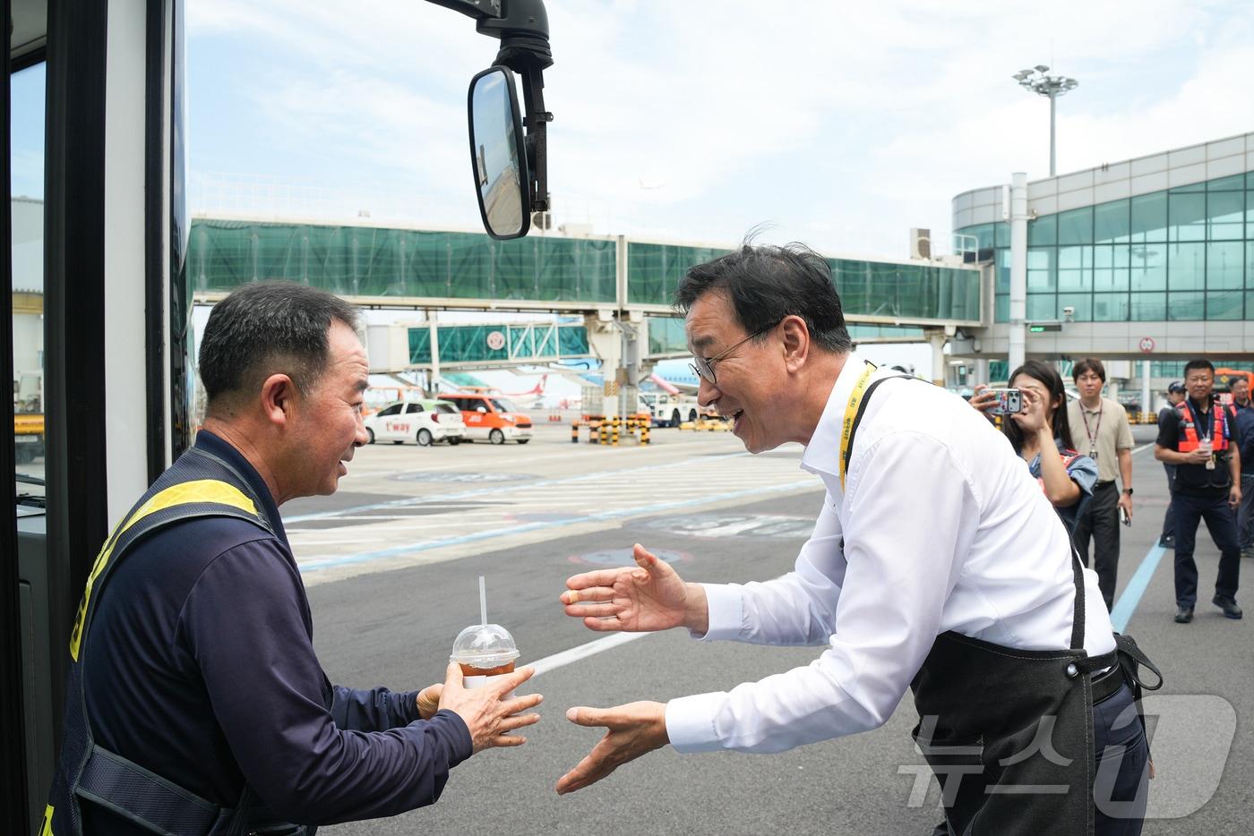 본문 이미지 - 위성곤 제주도지사가 8일 제주공항 계류장을 찾아 시원한 커피와 음료를 제공하는 '돌코롬다방'에서 지상조업 노동자에게 음료를 전달하고 있다.(제주도청 제공. 재판매 및 DB 금지).2026.8.7 