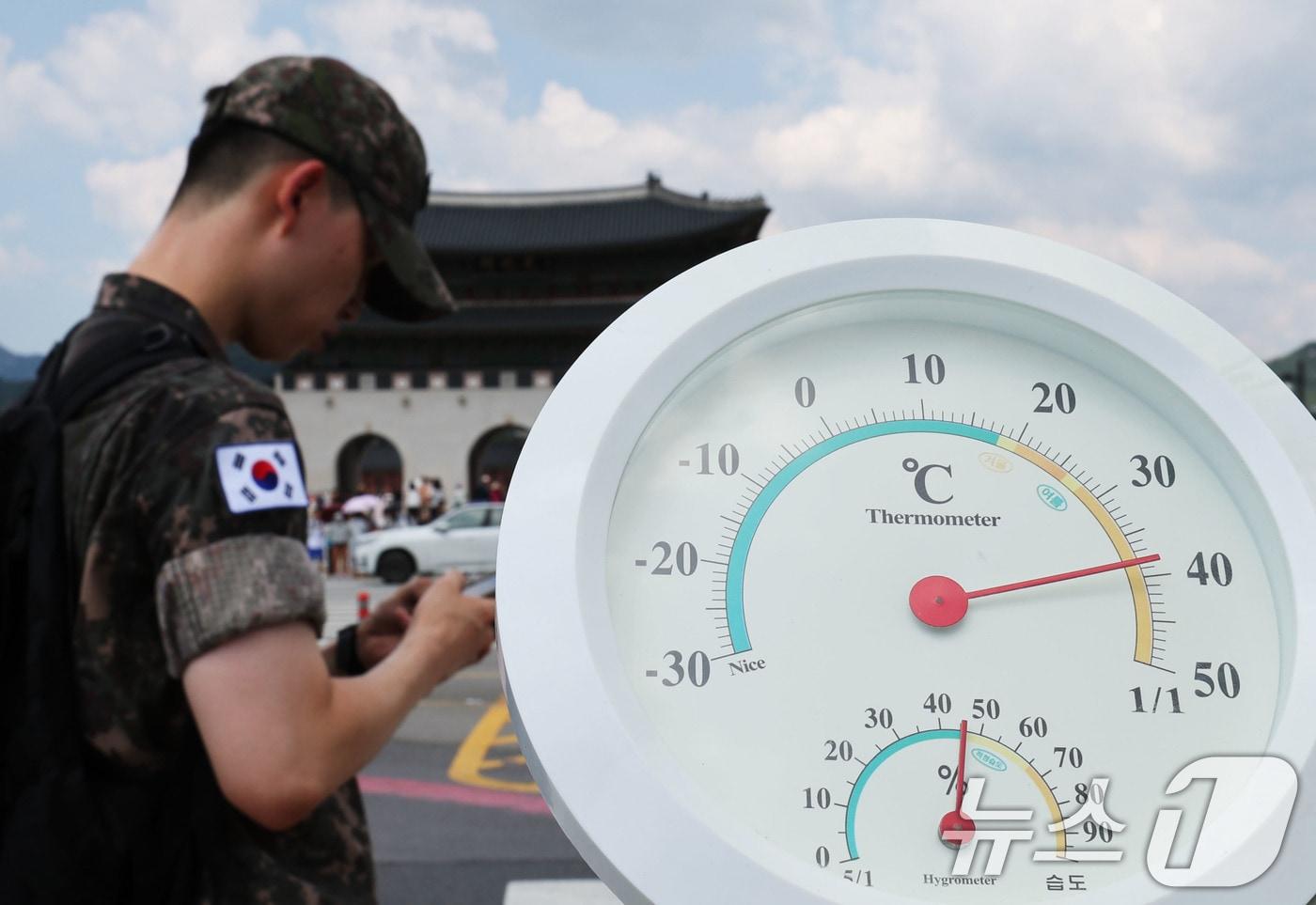 본문 이미지 - 기록적인 폭염이 이어지는 7일 서울 종로구 광화문광장에서 지열의 영향을 받은 온도계가 40도에 가까운 수치를 가리키고 있다. 2026.8.7 ⓒ 뉴스1 이종수 기자
