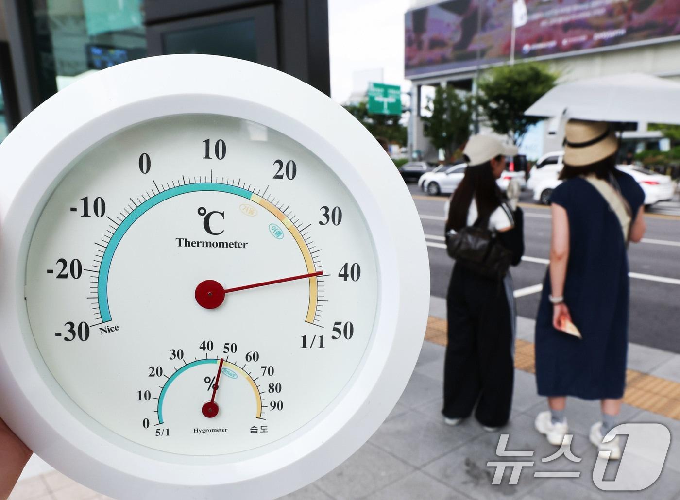 본문 이미지 - 기록적인 폭염이 이어지는 7일 서울 종로구 광화문광장에서 지열의 영향을 받은 온도계가 40도에 가까운 수치를 가리키고 있다. 2026.8.7 ⓒ 뉴스1 이종수 기자