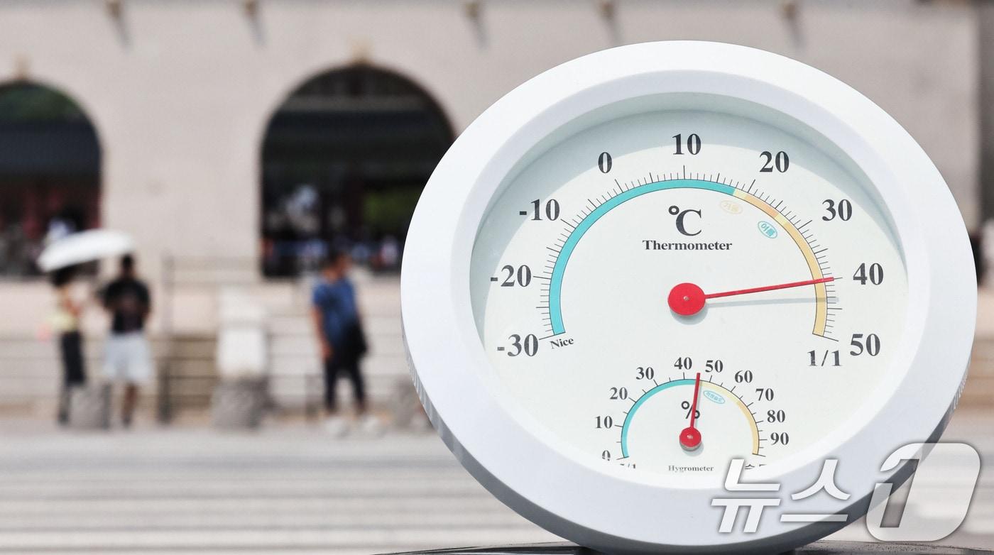 본문 이미지 - 기록적인 폭염이 이어지는 7일 서울 종로구 광화문광장에서 지열의 영향을 받은 온도계가 40도를 넘는 수치를 가리키고 있다. 2026.8.7 ⓒ 뉴스1 이종수 기자