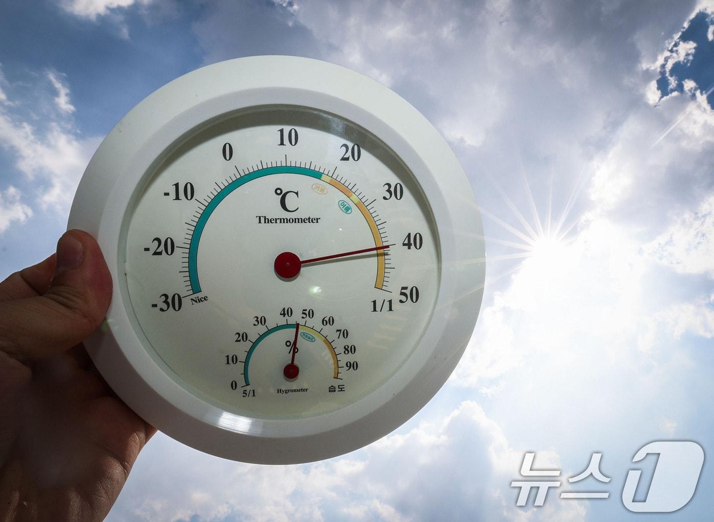 본문 이미지 - 기록적인 폭염이 이어지는 7일 서울 종로구 광화문광장에서 지열의 영향을 받은 온도계가 40도를 넘어선 수치를 가리키고 있다. 2026.8.7 ⓒ 뉴스1 이종수 기자