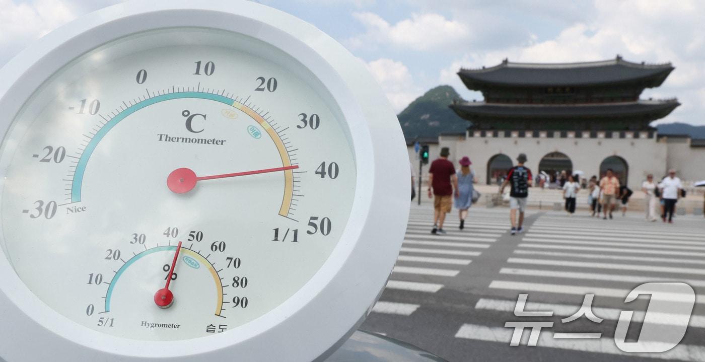 본문 이미지 - 기록적인 폭염이 이어지는 7일 서울 종로구 광화문광장에서 지열의 영향을 받은 온도계가 40도에 가까운 수치를 가리키고 있다. 2026.8.7 ⓒ 뉴스1 이종수 기자