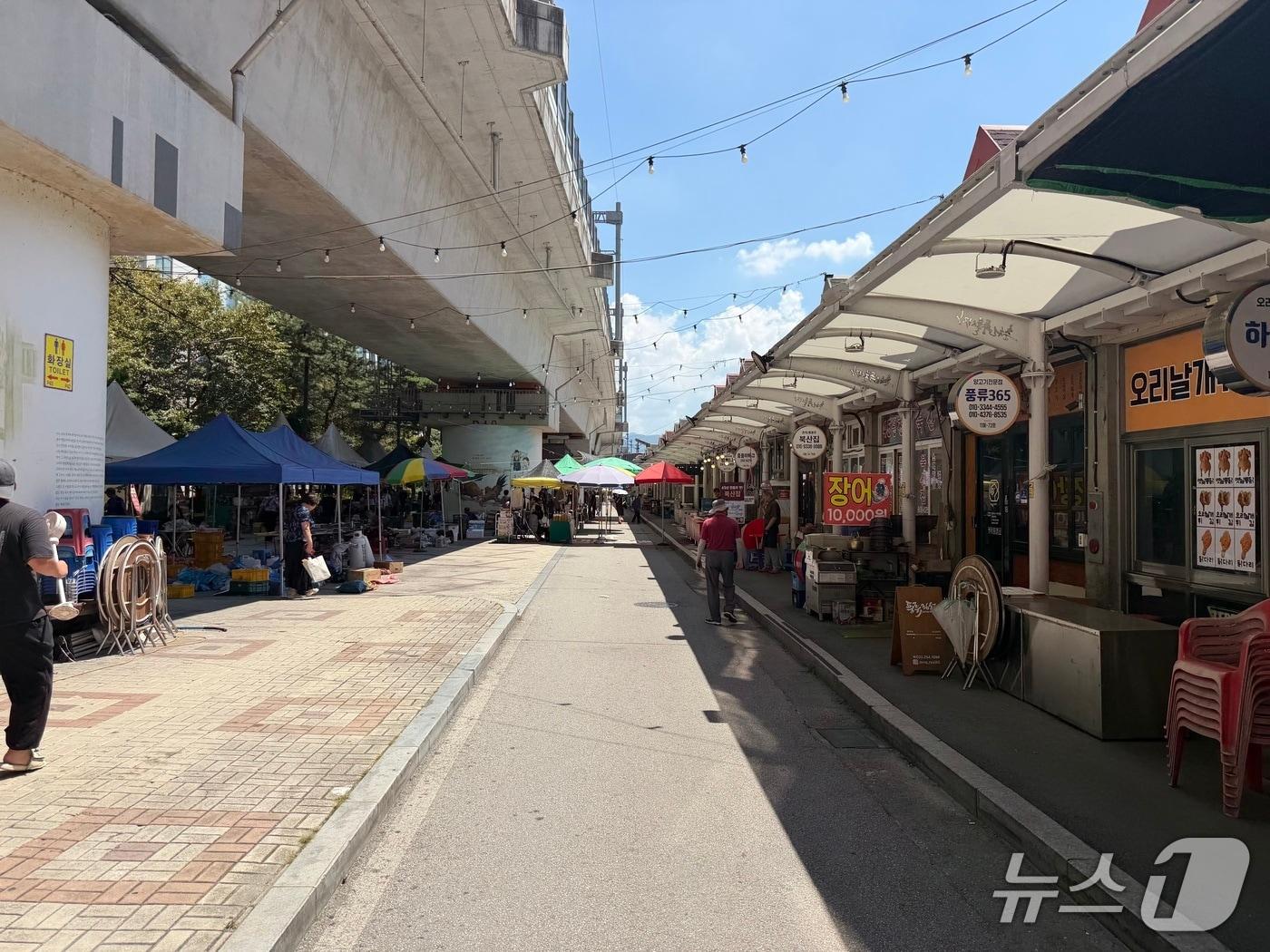 본문 이미지 - 폭염 중대경보가 발효 중인 7일 낮 강원 춘천 풍물시장에서 일부 상인들의 좌판이 비어 있고, 시민들이 뜨거운 햇볕을 피해 그늘진 길을 따라 이동하고 있다.2026.8.7 한귀섭 기자 