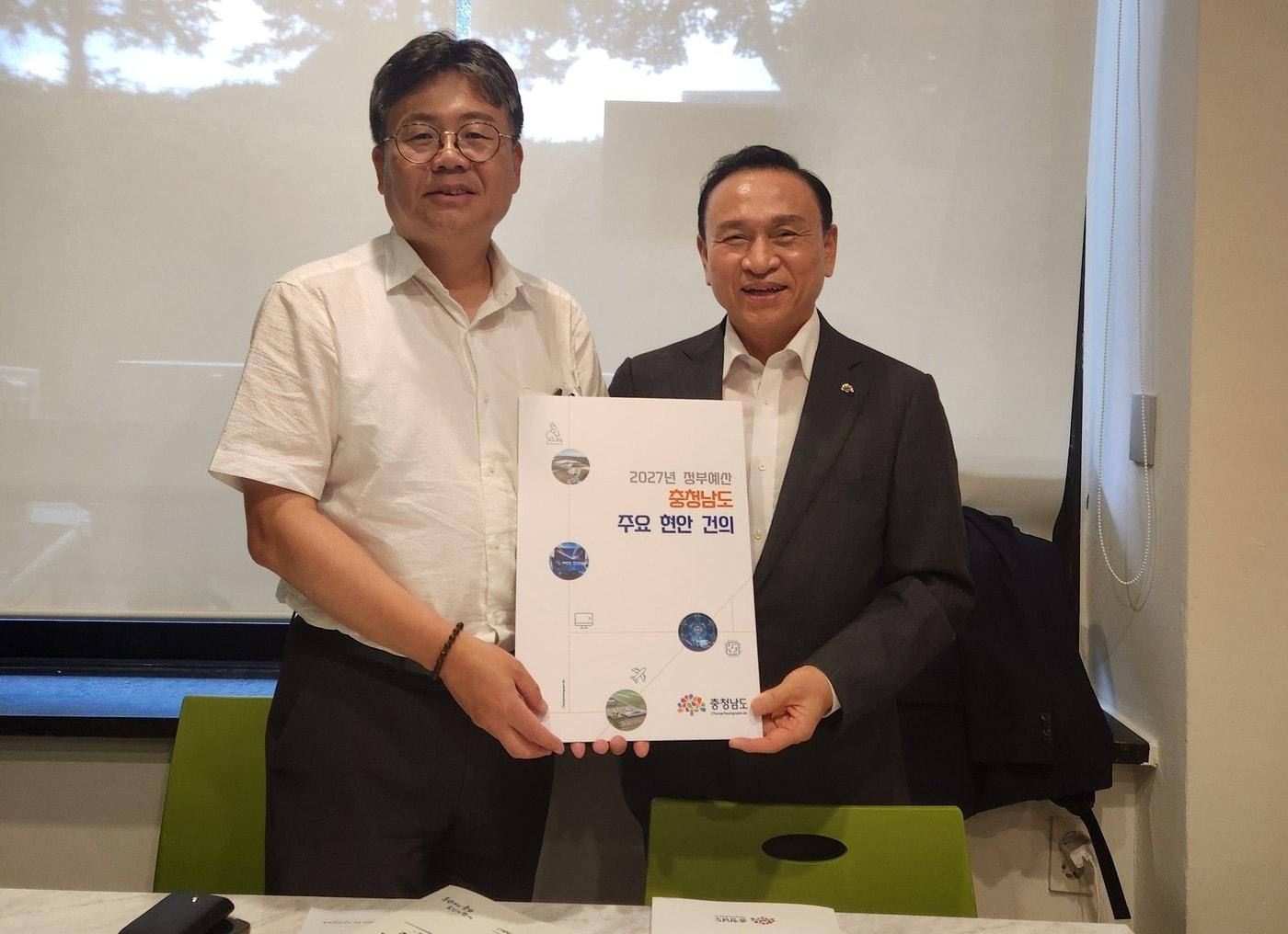 본문 이미지 - 구본영 충남도 정무부지사(오른쪽)와 정향우 기획예산처 사회예산심의관 (도 제공. 재판매 및 DB금지)/뉴스1