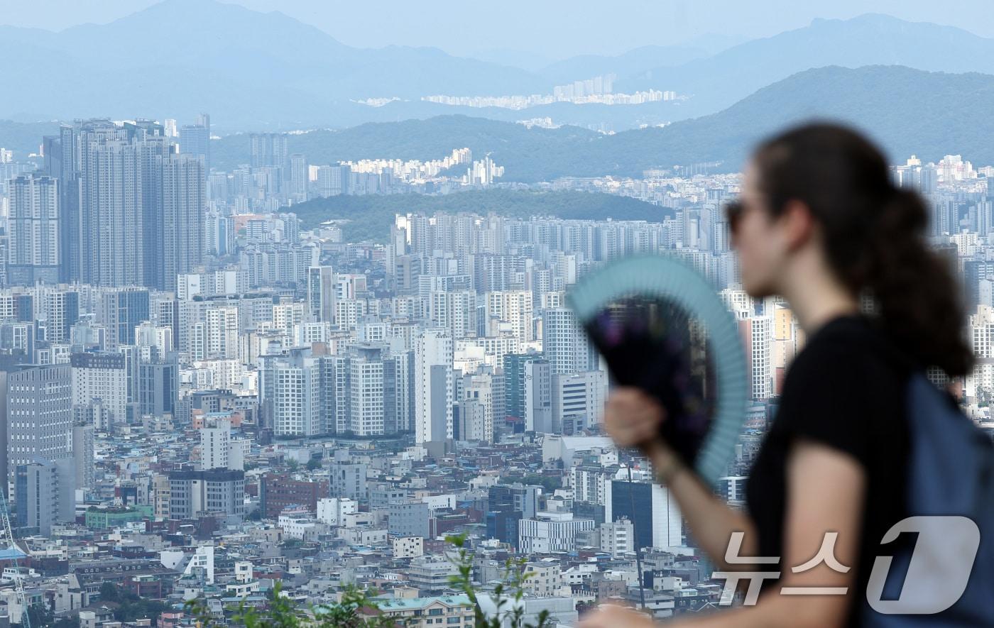 본문 이미지 - 7일 오후 서울 중구 남산에서 바라본 아파트 단지의 모습. 이재명 대통령은 이날 부동산 정책 점검을 위한 2차 회의를 열어 수도권 주택 공급 대책을 논의한다. 2026.8.7 ⓒ 뉴스1 최지환 기자