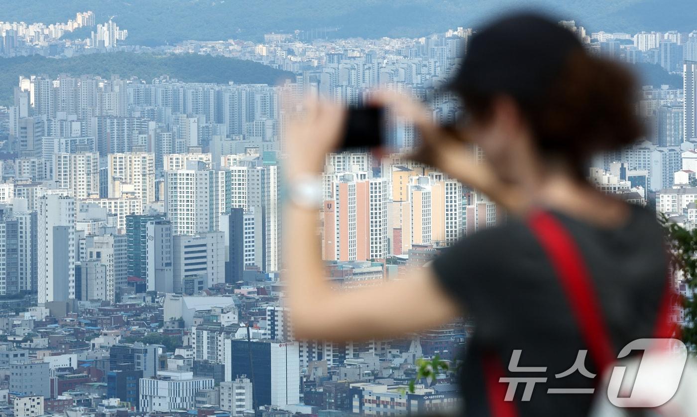 본문 이미지 -  서울 중구 남산에서 바라본 아파트 단지의 모습.  2026.8.7 ⓒ 뉴스1 최지환 기자