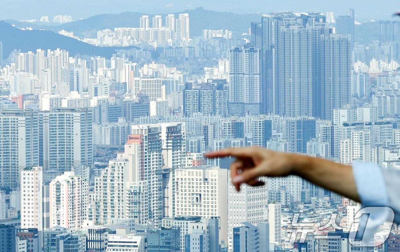 본문 이미지 - 7일 오후 서울 중구 남산에서 바라본 아파트 단지의 모습. 이재명 대통령은 이날 부동산 정책 점검을 위한 2차 회의를 열어 수도권 주택 공급 대책을 논의한다. 2026.8.7 ⓒ 뉴스1 최지환 기자