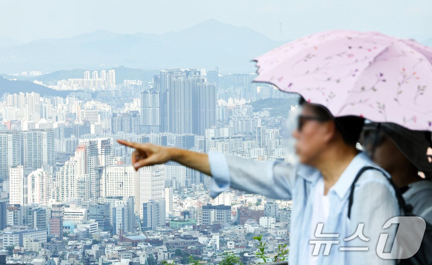 본문 이미지 - 지난 7일 오후 서울 중구 남산에서 바라본 아파트 단지의 모습. 이재명 대통령은 이날 부동산 정책 점검을 위한 2차 회의를 열어 수도권 주택 공급 대책을 논의한다. 2026.8.7 ⓒ 뉴스1 최지환 기자