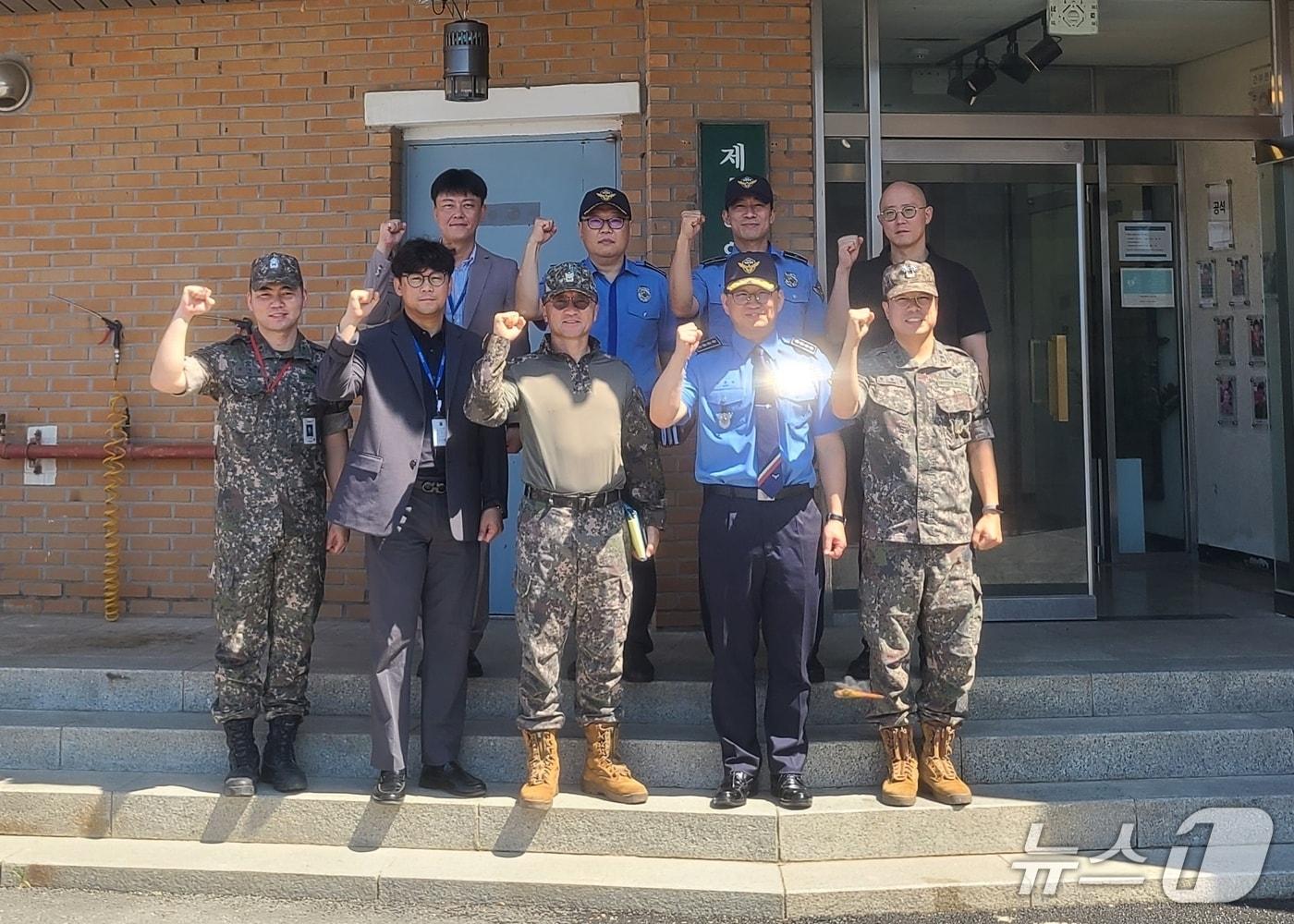 본문 이미지 - 장윤석 보령해양경찰서장이 7일 육군 제32사단을 방문해 통합방위태세 확립을 위한 방안을 논의한 뒤 기념촬영을 하고 있다. (보령해경 제공, 재판매 및  DB금지) / 뉴스1 