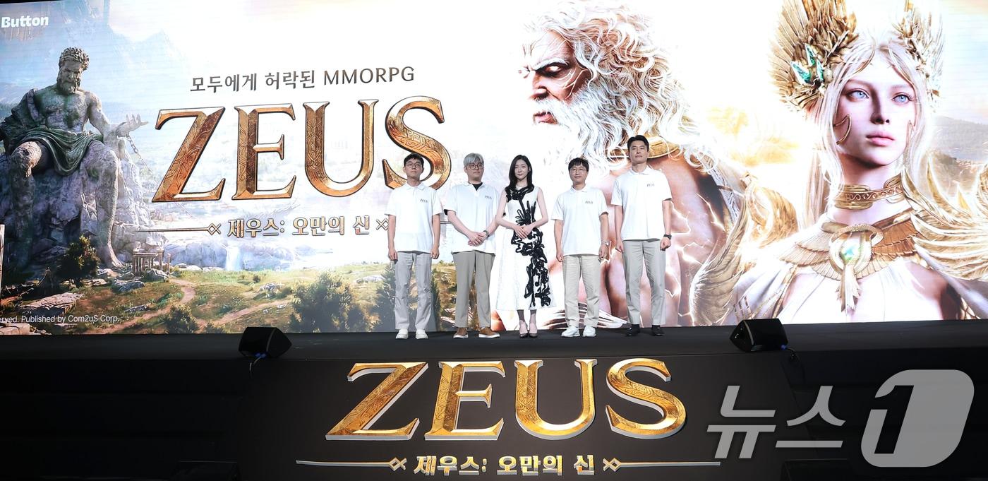 본문 이미지 - 김정훈 컴투스 사업본부장(왼쪽부터)과 정성훈 에이버튼 디렉터, 배우 박지현, 남재관 컴투스 대표이사, 김대훤 에이버튼 대표가 7일 서울 종로구 JW 메리어트 동대문 스퀘어 서울에서 열린 컴투스 신작 MMORPG ‘제우스: 오만의 신’ 쇼케이스에서 포즈를 취하고 있다. 2026.8.7 ⓒ 뉴스1 권현진 기자