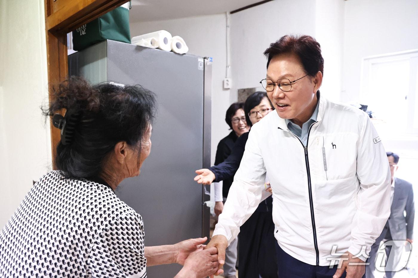 본문 이미지 - 박완수 경남지사가 7일 창원시 마산합포구 추산동 주거 취역지역에서 폭염 취약 가구 주민과 인사를 나누고 있다.(경남도 제공. 재판매 및 DB금지)