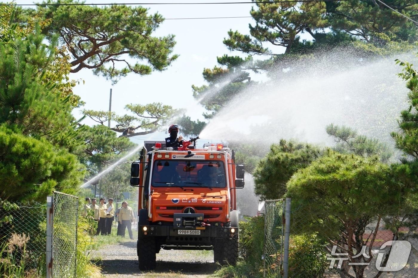 본문 이미지 - 산림청이 7일 임업인의 폭염 가뭄피해 최소화를 위해 산불진화차량을 투입하여 용수를 공급하고 있다(산림청 제공. 재판매 및 DB금지)/뉴스1