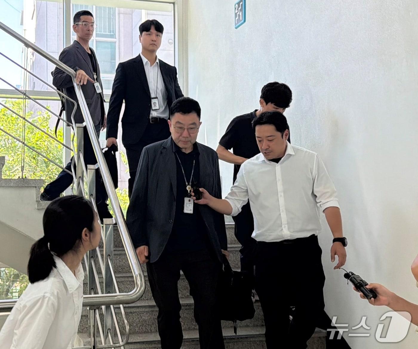 본문 이미지 - 6·3 지방선거 투표율 허위 입력 의혹을 수사 중인 검·경 합동수사본부 관계자들이 7일 오후 충북선거관리위원회에 대한 압수수색을 마친뒤 계단을 내려오고 있다.2026.08.07/뉴스1