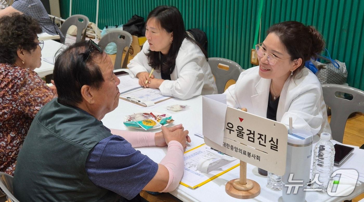 본문 이미지 - 7일 오전 울산 울주군 웅촌면 웅촌초등학교 체육관에서 지역 어르신이 울산농협이 마련한 '농촌 왕진버스'를 통해 건강 검진을 받고 있다. 2026.8.7 ⓒ 뉴스1 박정현 기자