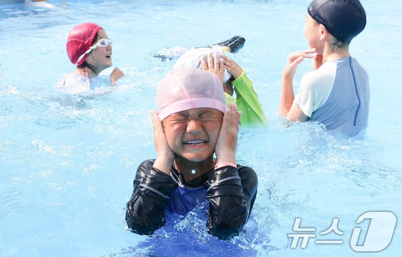 본문 이미지 - 서울 종로구 광화문광장에 마련된 ‘2026 서울썸머비치’를 찾은 아이들이 물놀이를 하며 더위를 식히고 있다. ⓒ 뉴스1 이종수 기자