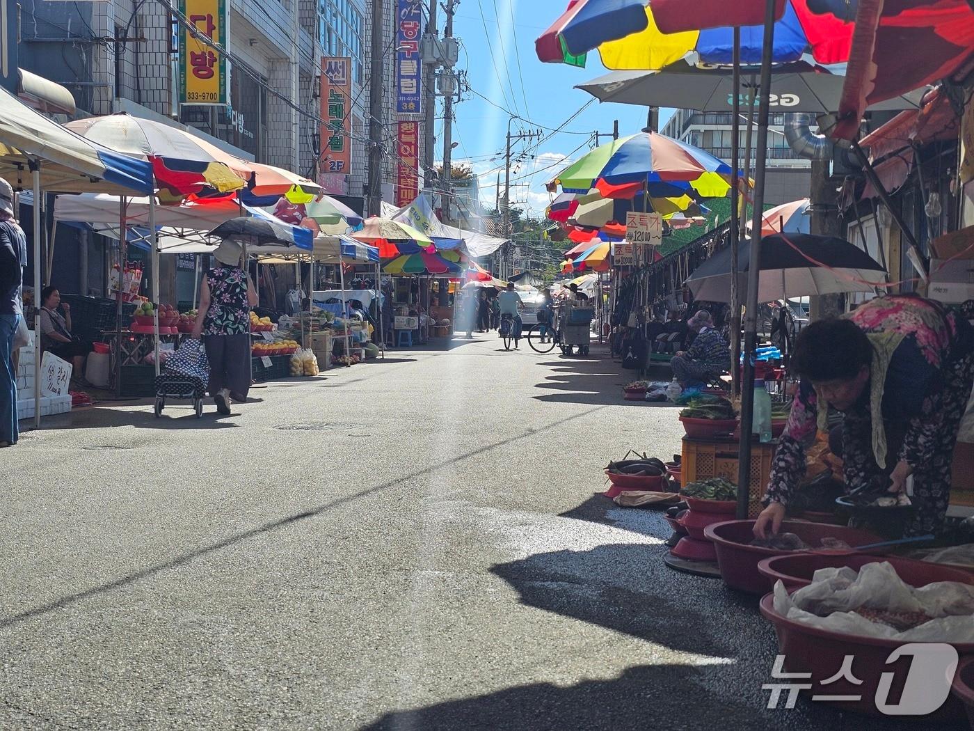 본문 이미지 - 역대 가장 뜨거운 입추를 기록한 7일 김해시 서상동에 오일장이 열리고 있다. 2026.8.7 ⓒ 뉴스1 박민석 기자