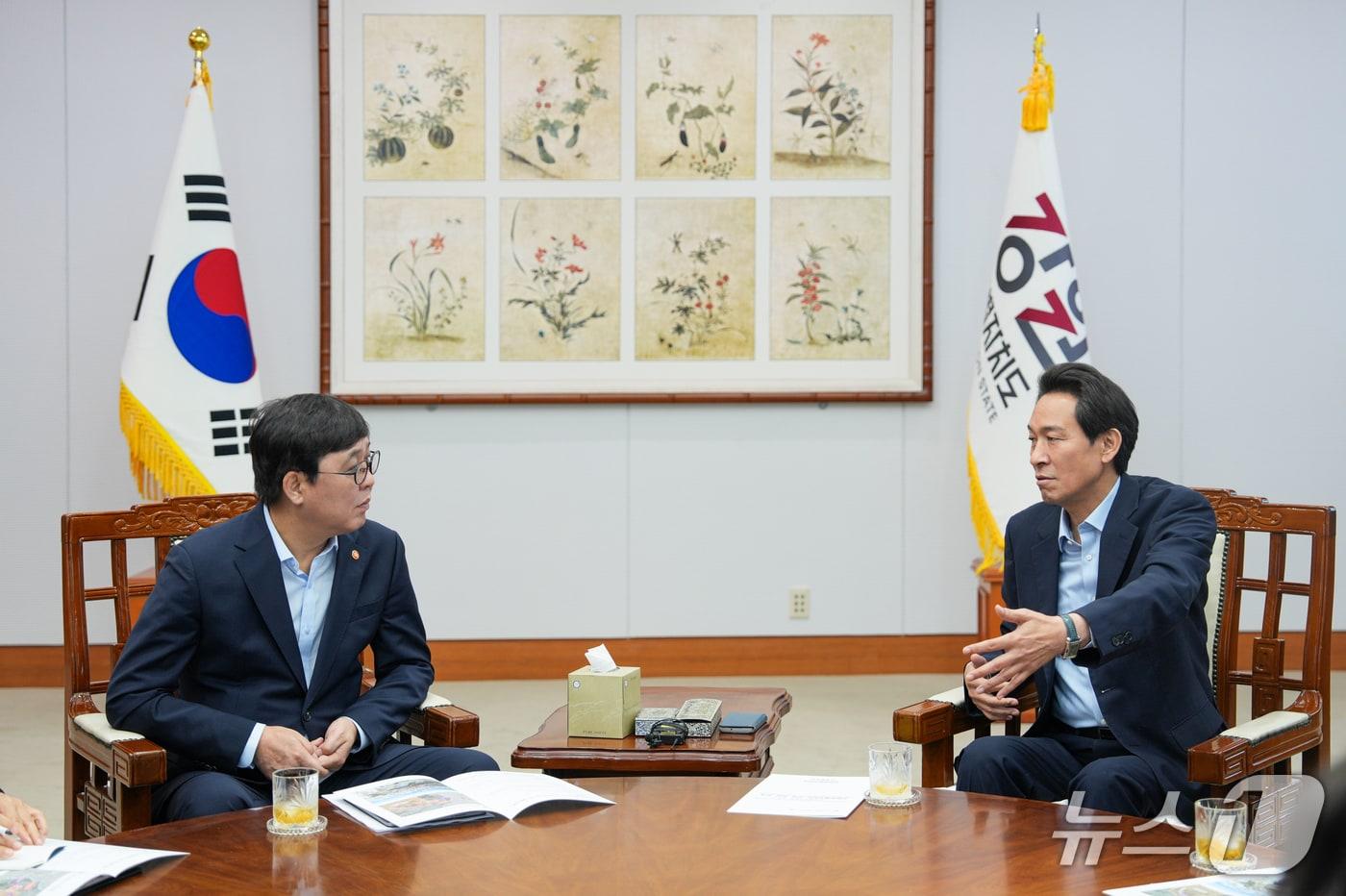 본문 이미지 - 우상호 강원도지사와 최휘영 문화체육관광부 장관은 7일 강원도청 통상상담실에서 정책간담회를 열고 도내 문화·체육 분야 주요 현안을 논의했다.(강원도 제공. 재판매 및 DB금지)/뉴스1