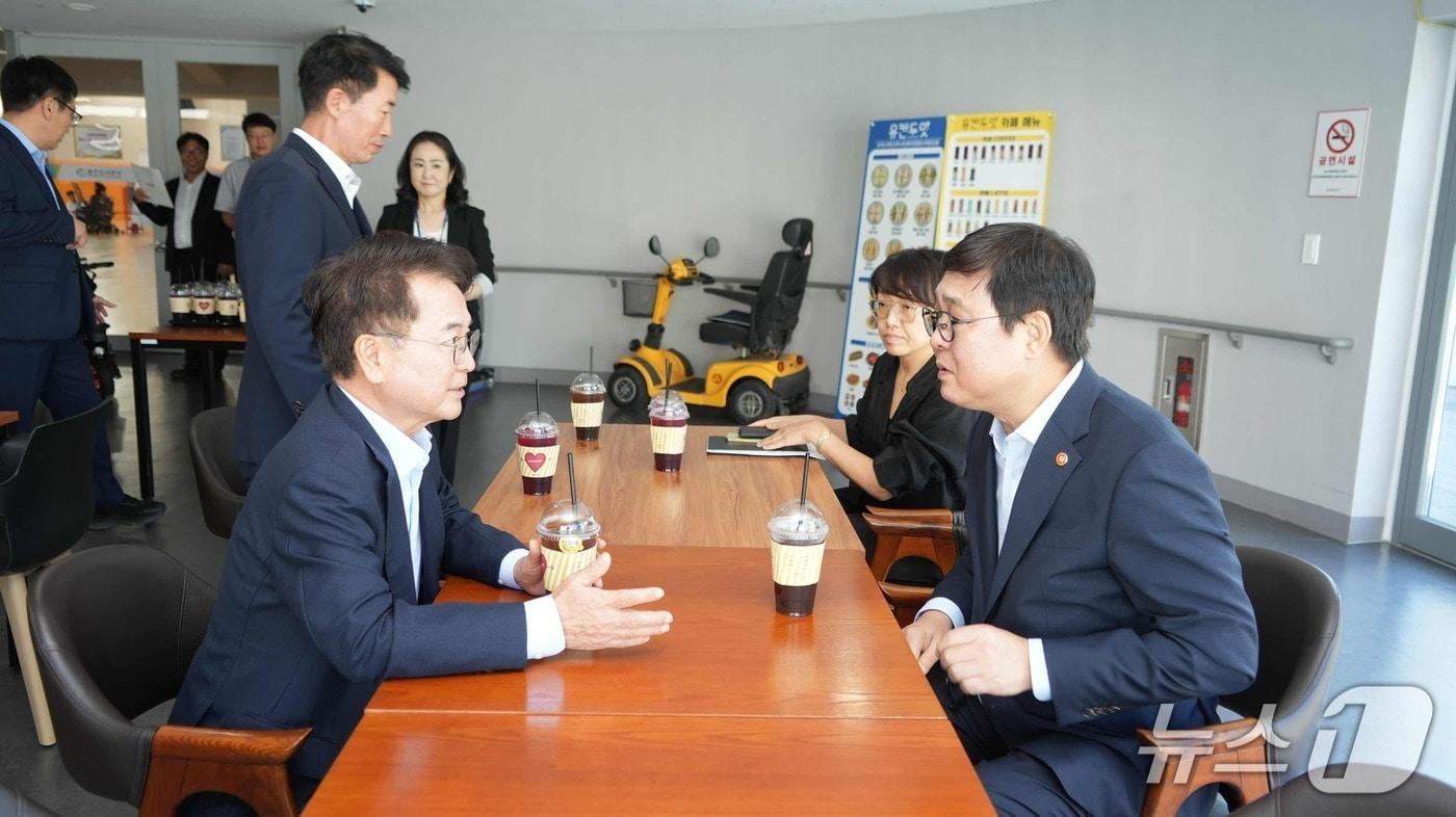 본문 이미지 - 최휘영 문화체육관광부 장관과 육동한 춘천시장이 7일  춘천반다비체육센터에서 만나 지역 현안에 대한 이야기를 나누고 있다.(춘천시 제공, 재판매 및 DB금지)
