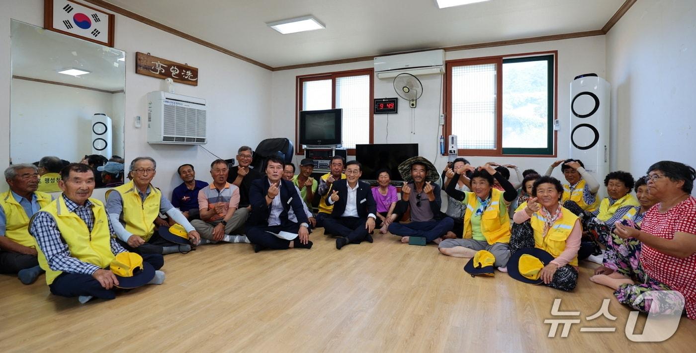 본문 이미지 - 이재각 군수가  진도군 조도면 주민들과 간담회를 갖고 기념사진을 찍고 있다.(진도군 제공, 재판매 및 DB 금지)/뉴스1