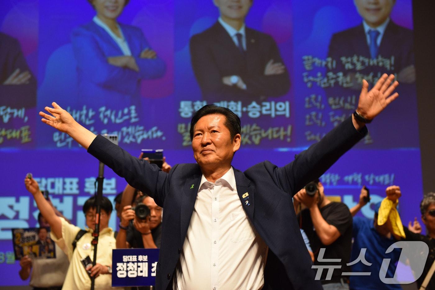 본문 이미지 - 더불어민주당 당권 주자인 정청래 의원이 7일 특별강연을 위해 전남광주 순천대학교를 방문해 지지자들에게 인사하고 있다. 2026.8.7 ⓒ 뉴스1 김성준 기자