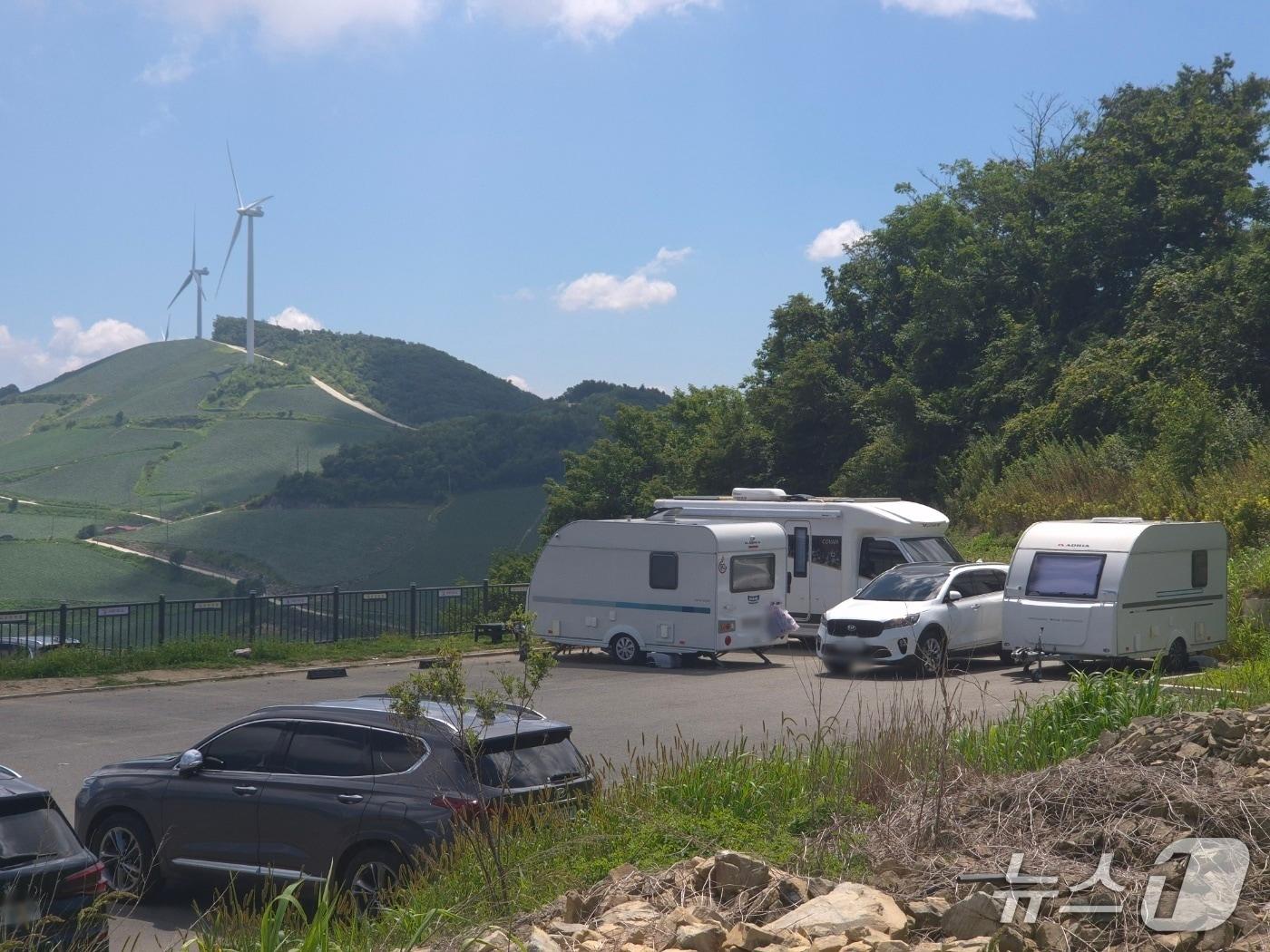 본문 이미지 - 7일 강원 강릉시 왕산면 안반데기 옛 멍에전망대 주차장에 카라반과 캠핑카가 줄지어 서 있다. 폭염과 열대야를 피해 '구름 위 피서'를 즐기려는 차박객들이 찾고 있다.